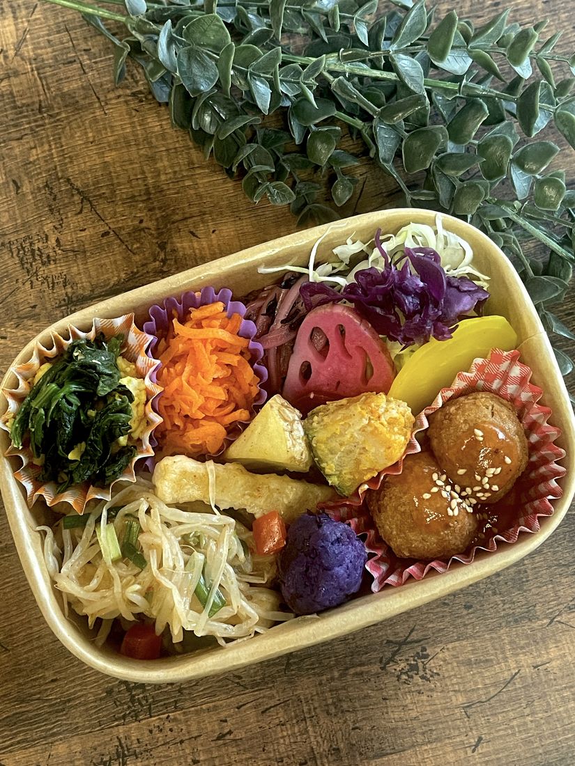 木のお弁当箱に詰めた、野菜のおかずと手作りコロッケ