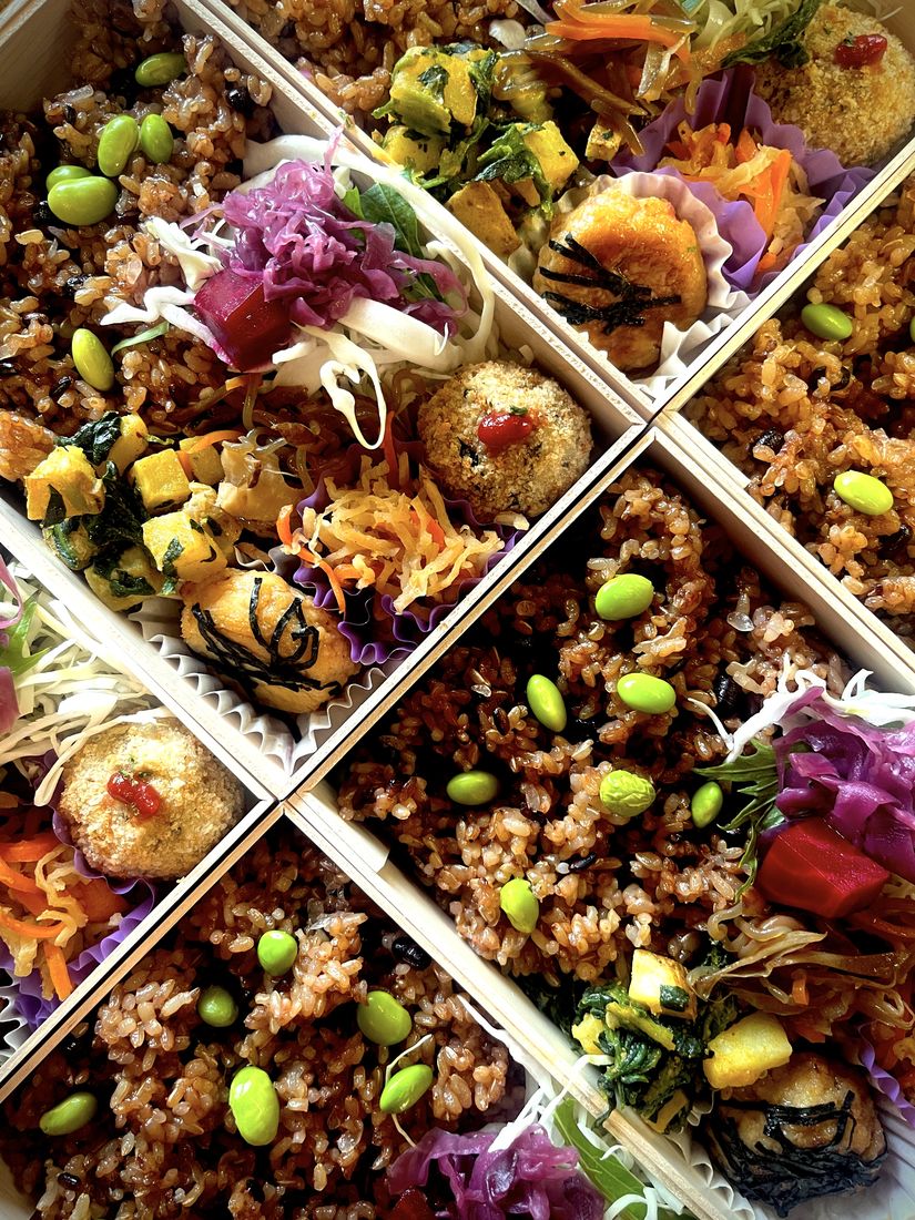 枝豆を散らした酵素玄米の、集まり用の大きなお弁当