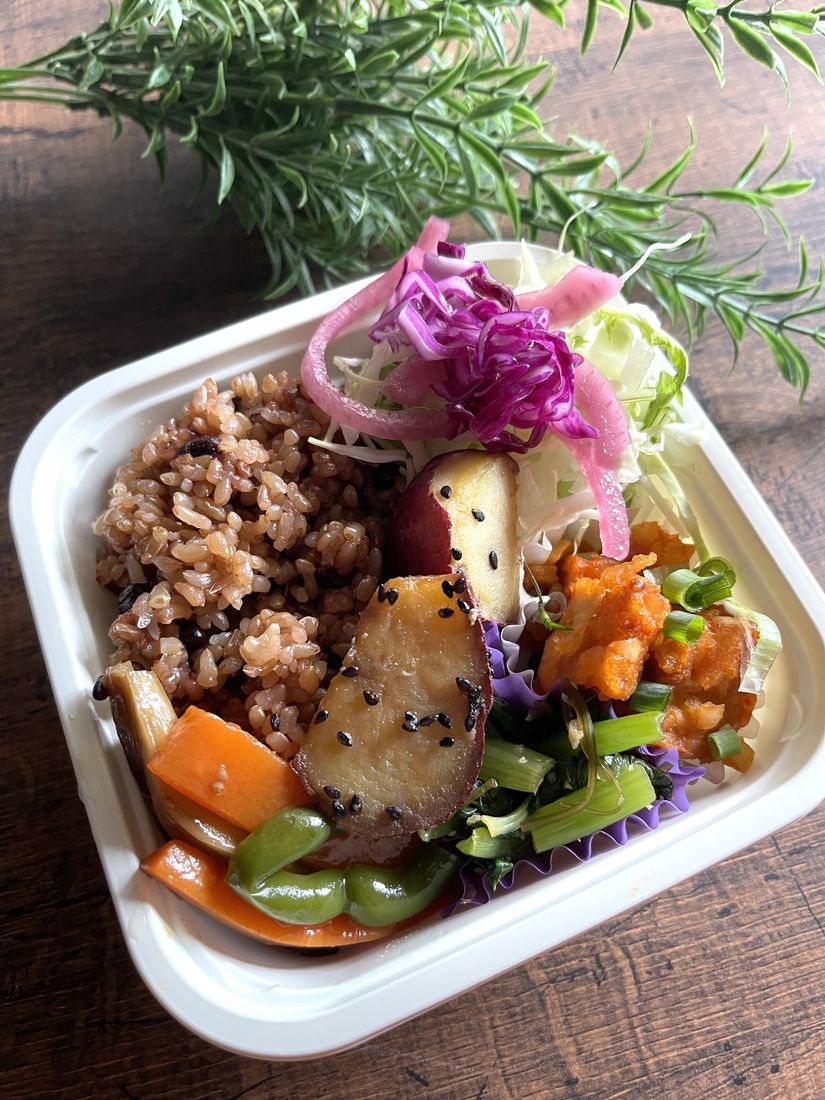 紫キャベツとさつまいもの、白い容器のお弁当