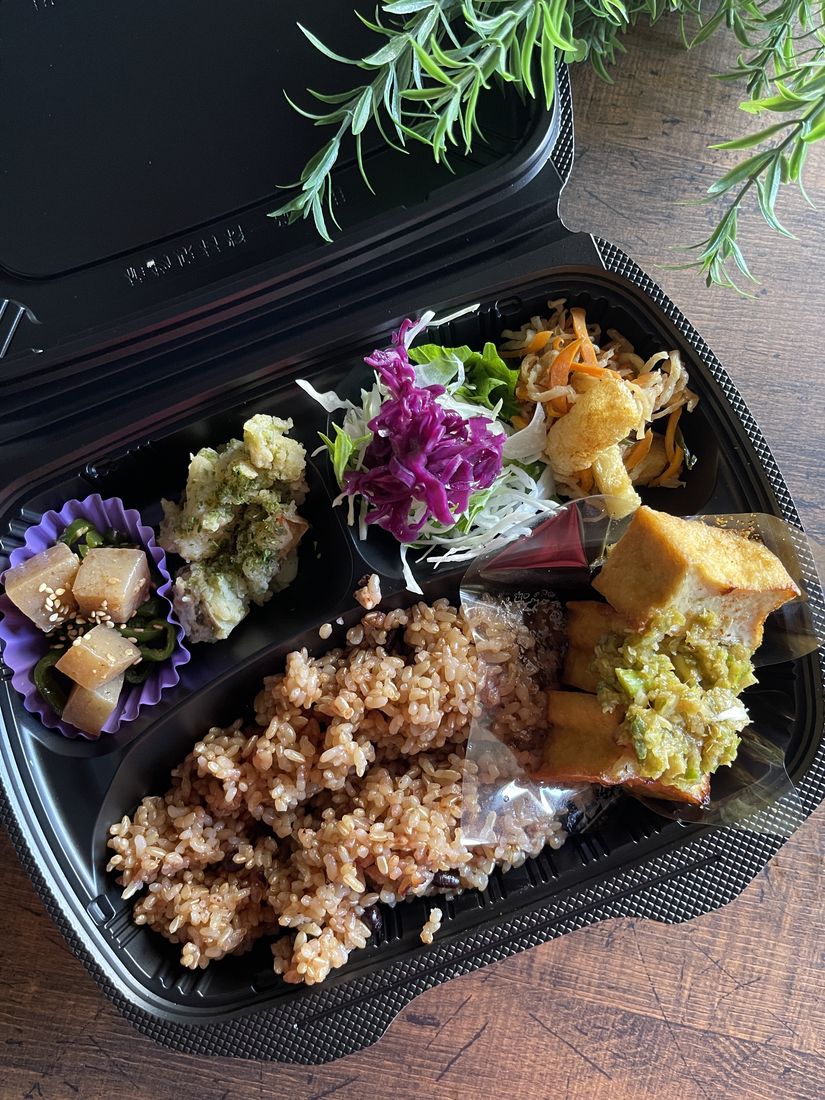 黒い容器に詰めた、高野豆腐と紫キャベツのお弁当