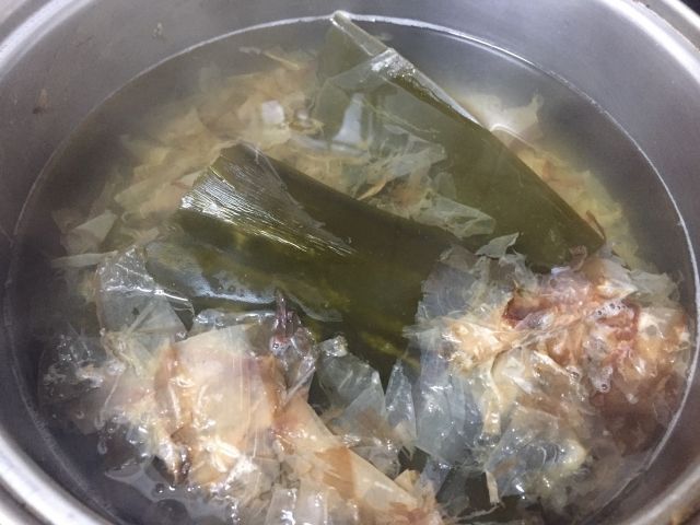 昆布とかつお節でとる出汁